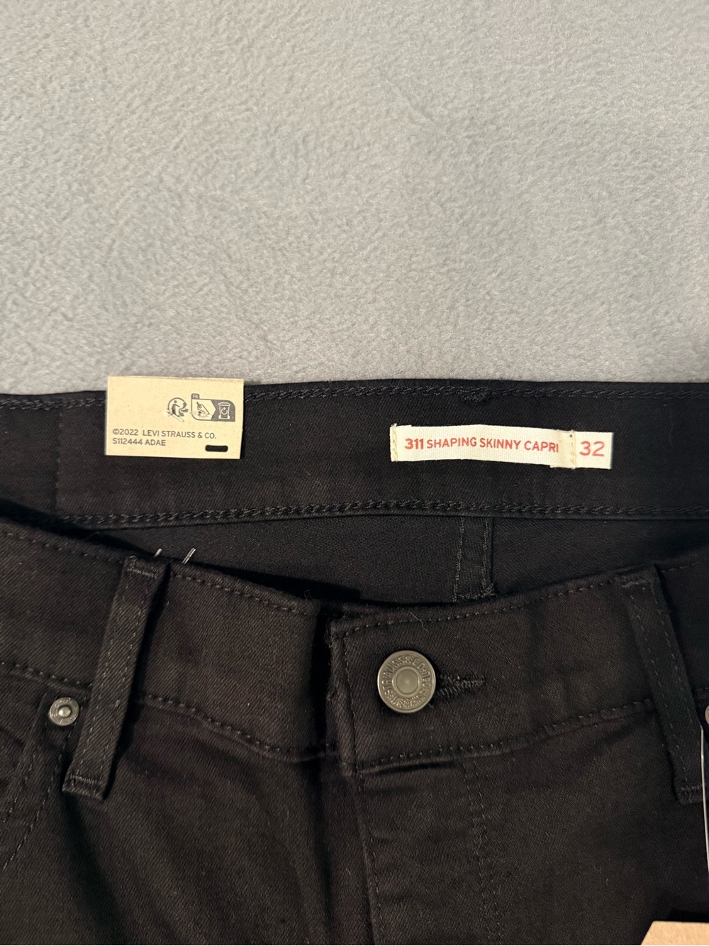Levi's - Women's 311 Shaping Skinny Capris - Picture 3 of 8